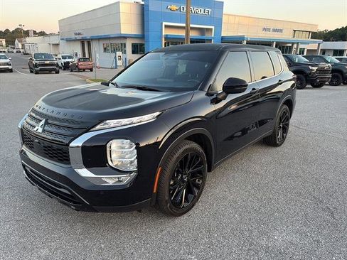 Used 2024 Mitsubishi Outlander SE image 3