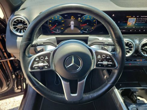 Used 2023 Mercedes-Benz GLB 250 4MATIC w/ Premium Package image 24