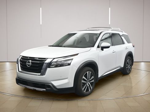 Certified 2025 Nissan Pathfinder Platinum w/ Cargo Package FWD image 3