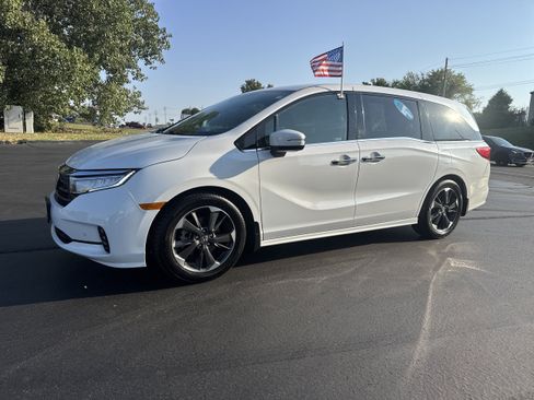 Used 2023 Honda Odyssey Elite image 2