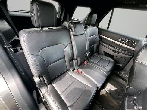 Used 2018 Ford Explorer XLT w/ Equipment Group 202A AWD/4WD image 28