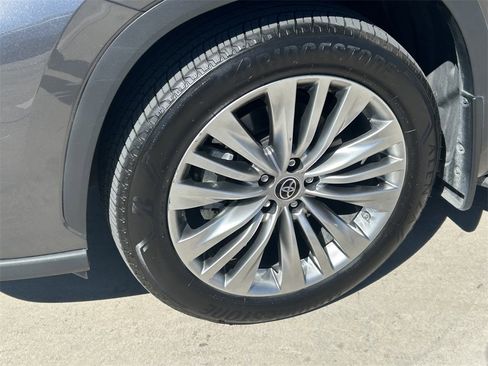 Certified 2022 Toyota Highlander Platinum image 9