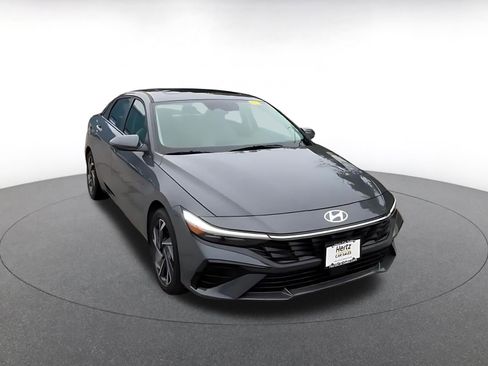 Used 2025 Hyundai Elantra Limited FWD image 3
