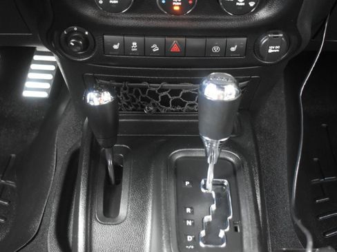 Used 2016 Jeep Wrangler Unlimited Rubicon AWD/4WD image 32