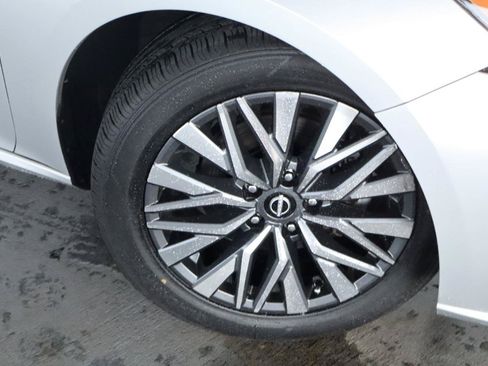 Used 2024 Nissan Altima 2.5 SV FWD image 3