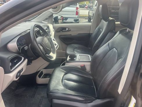 Used 2022 Chrysler Pacifica Touring-L FWD image 18
