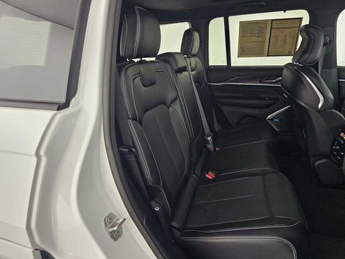 Used 2023 Jeep Grand Cherokee Overland w/ Advanced Protech Group III AWD/4WD image 13
