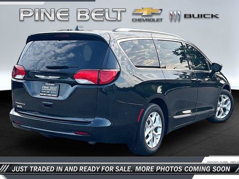 Used 2020 Chrysler Pacifica Touring-L Plus w/ Tire & Wheel Group FWD image 11