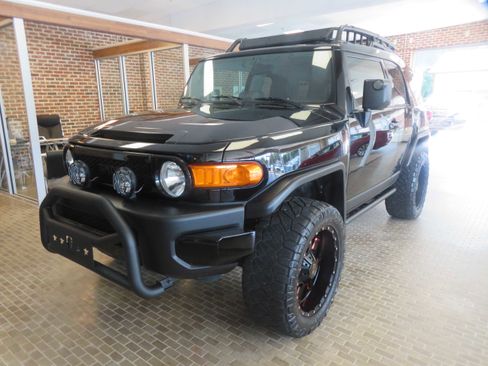 Used 2014 Toyota FJ Cruiser 4WD w/ Upgrade Package image 2
