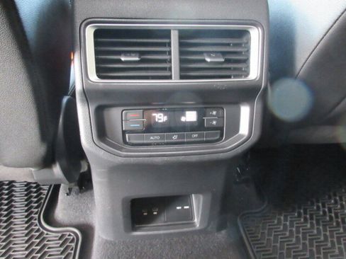 Used 2025 Volkswagen Atlas SE image 34