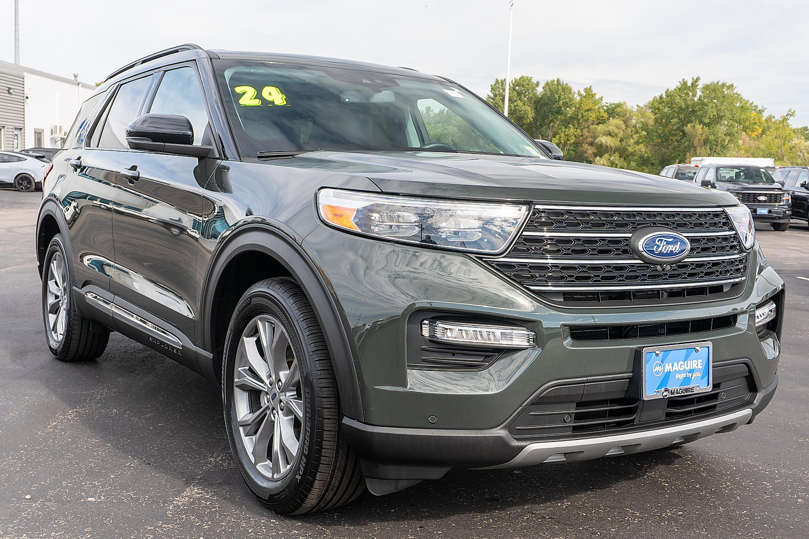 Used 2024 Ford Explorer XLT w/ Equipment Group 202A AWD/4WD image 4