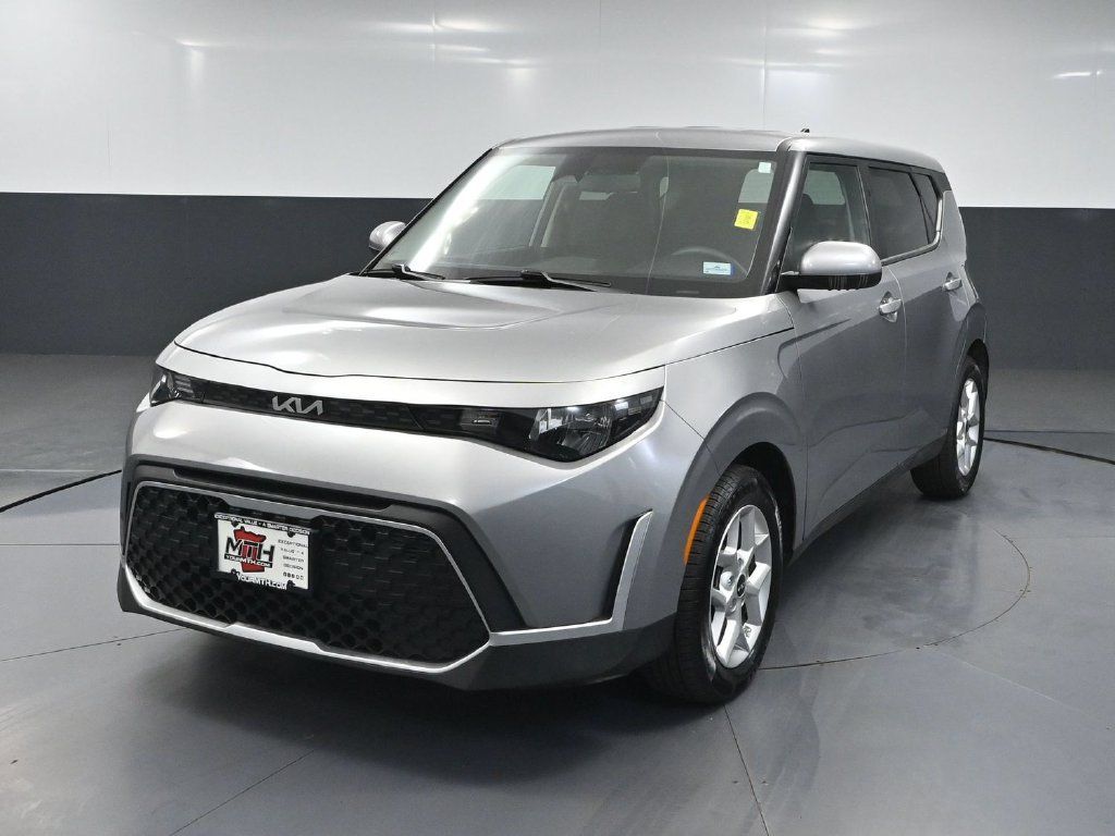 Used 2023 Kia Soul LX w/ LX Technology Package FWD image 9