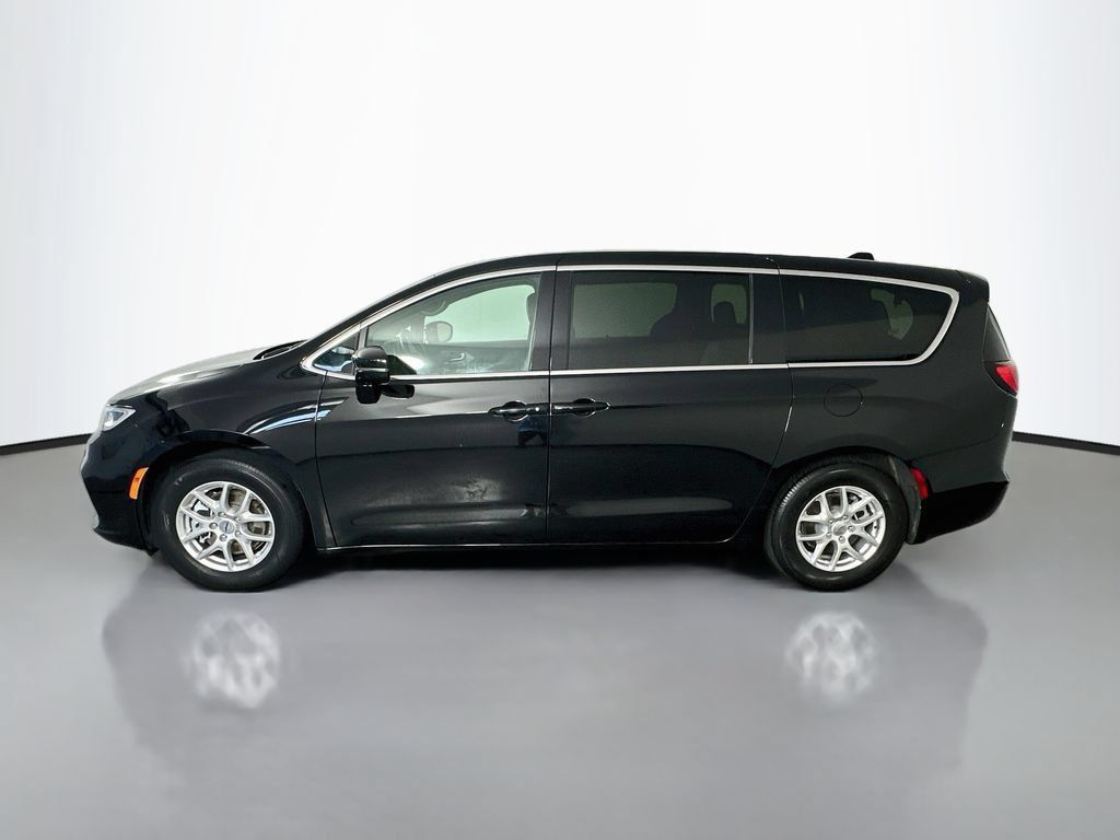 Used 2025 Chrysler Pacifica Select FWD image 4