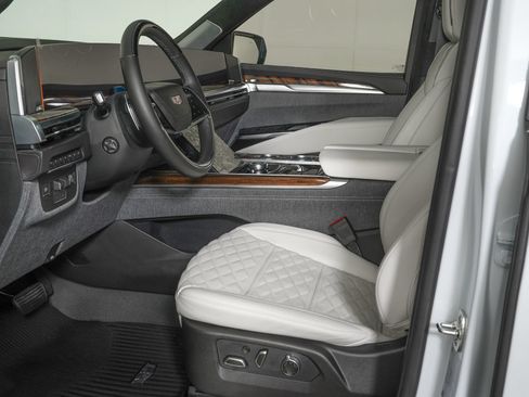 Used 2026 Cadillac Escalade Platinum Luxury w/ LPO, Floor Liner Package AWD/4WD image 16