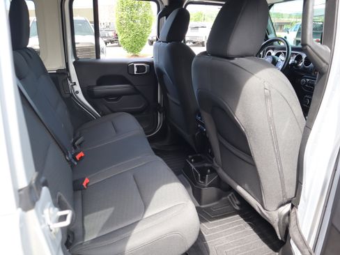Used 2022 Jeep Wrangler Unlimited Sahara AWD/4WD image 31