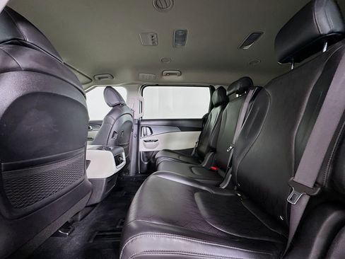 Used 2024 Kia Carnival LX image 26