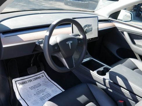 Used 2025 Tesla Model Y Long Range image 17