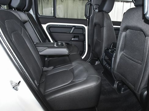 Used 2025 Land Rover Defender 110 S image 57