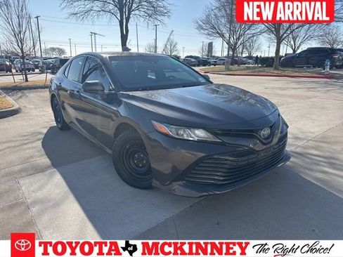 Used 2018 Toyota Camry LE image 1