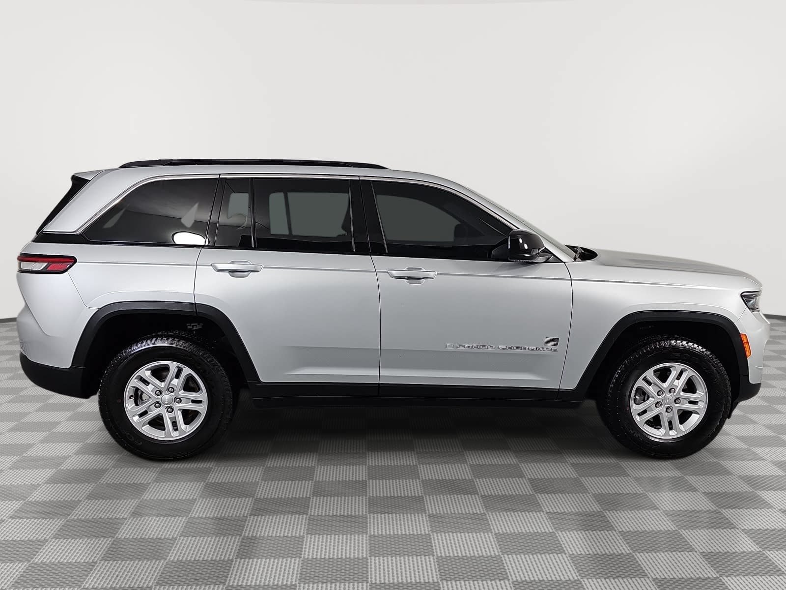 Used 2025 Jeep Grand Cherokee Laredo RWD image 9