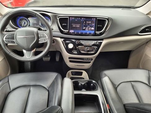 Used 2024 Chrysler Pacifica Touring-L image 6