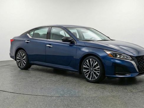 Used 2025 Nissan Altima 2.5 SV FWD image 1