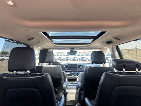 Used 2023 Chrysler Pacifica Limited FWD image 36
