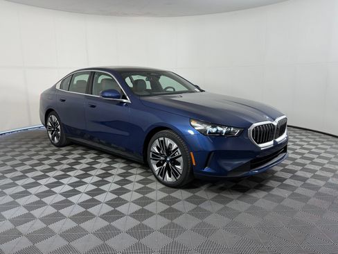 Used 2027 BMW 530i w/ Executive Package RWD image 7