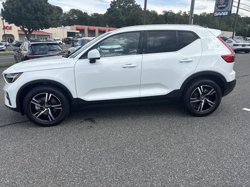 Certified 2025 Volvo XC40 B5 Core image 4