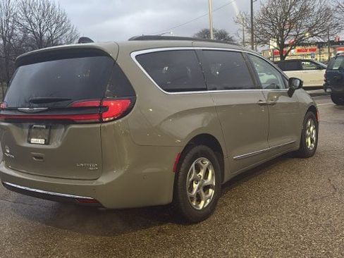 Used 2023 Chrysler Pacifica Limited w/ Uconnect Theater Family Group image 3