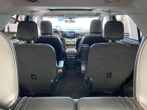 Used 2022 Ford Explorer XLT w/ Equipment Group 202A AWD/4WD image 17