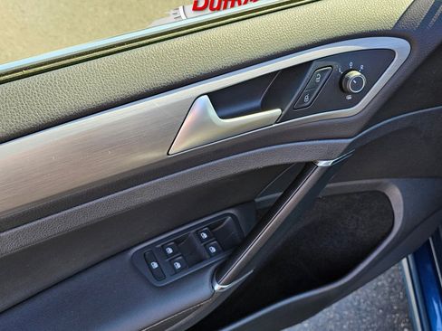 Used 2017 Volkswagen Golf SE image 28