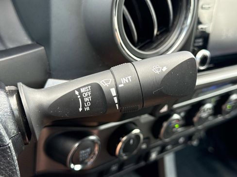 Used 2022 Toyota Tacoma TRD Off-Road image 11