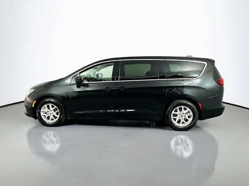 Used 2023 Chrysler Voyager LX image 5