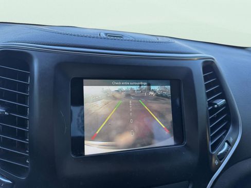 Used 2019 Jeep Cherokee Latitude Plus image 22