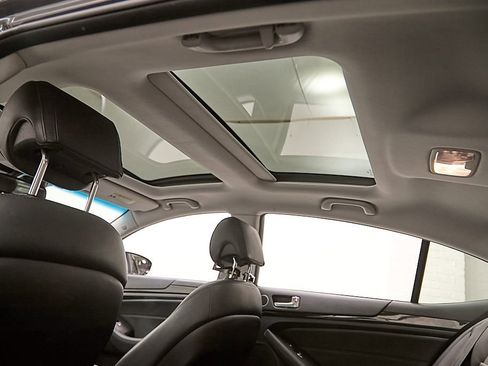 Used 2015 Kia Cadenza Premium w/ Technology Package image 31