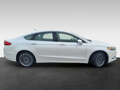 Used 2017 Ford Fusion SE w/ Fusion SE Technology Package image 4