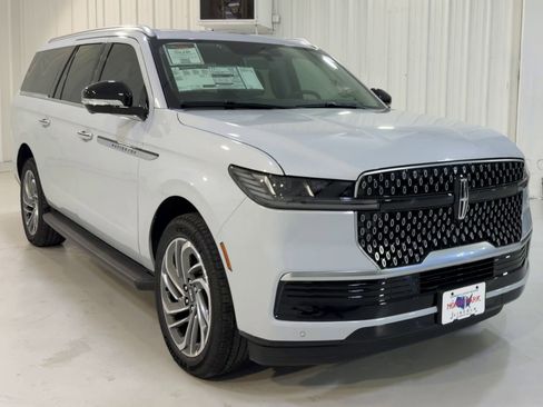 New 2026 Lincoln Navigator L Premier AWD/4WD image 4