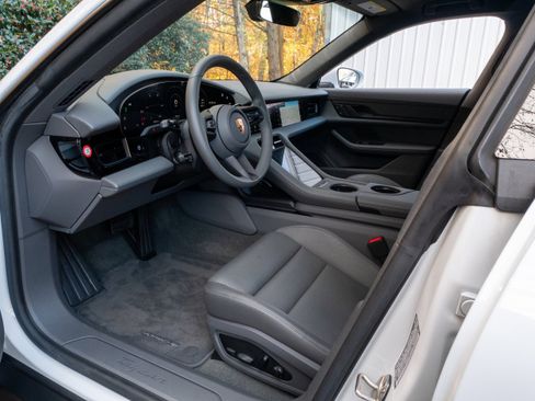 Used 2022 Porsche Taycan image 4