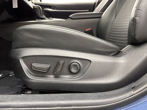 Used 2024 Toyota Camry SE image 11