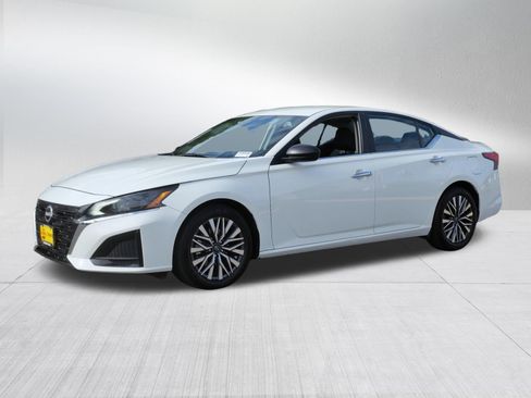 Used 2025 Nissan Altima 2.5 SV FWD image 3
