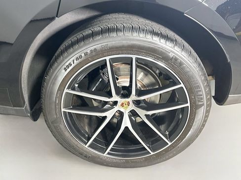 Certified 2023 Porsche Macan AWD/4WD image 33