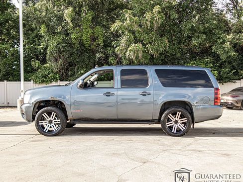 Used 2008 Chevrolet Suburban LT w/ LT Preferred Equipment Group AWD/4WD image 4