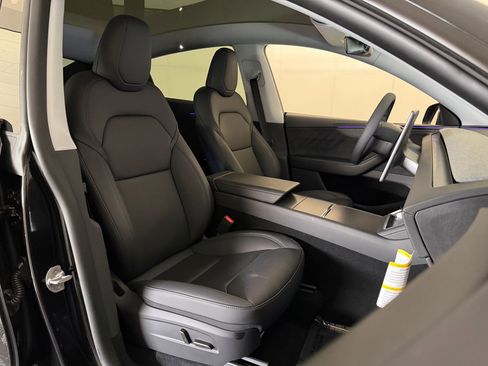 Used 2026 Tesla Model Y Long Range image 29