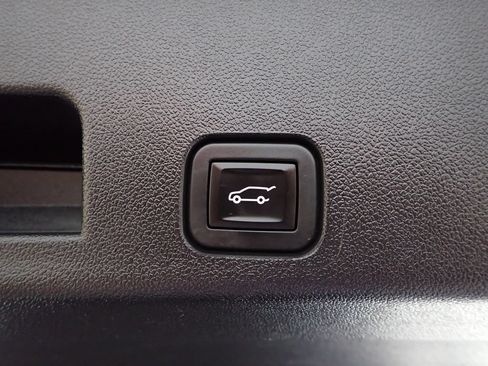 Used 2025 Chevrolet Traverse Z71 AWD/4WD image 17