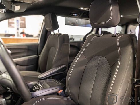 Used 2022 Chrysler Pacifica Touring image 19