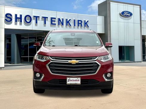 Used 2020 Chevrolet Traverse LT image 2