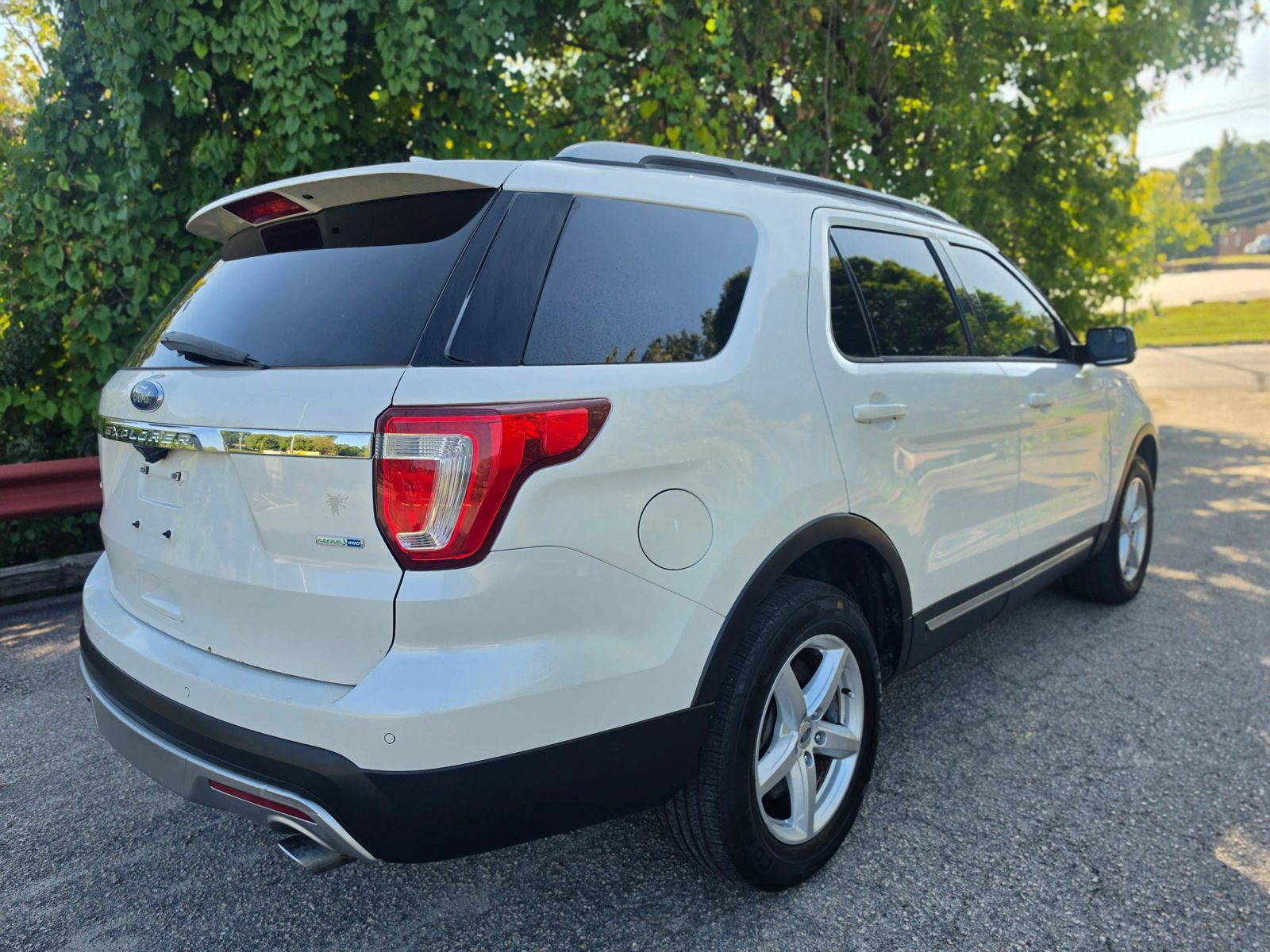 Used 2016 Ford Explorer XLT w/ Equipment Group 202A AWD/4WD image 8
