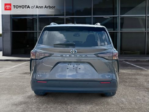 Used 2025 Toyota Sienna XLE image 11
