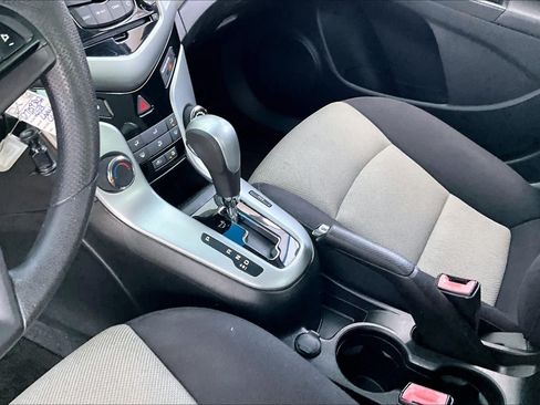 Used 2013 Chevrolet Cruze LS FWD image 16